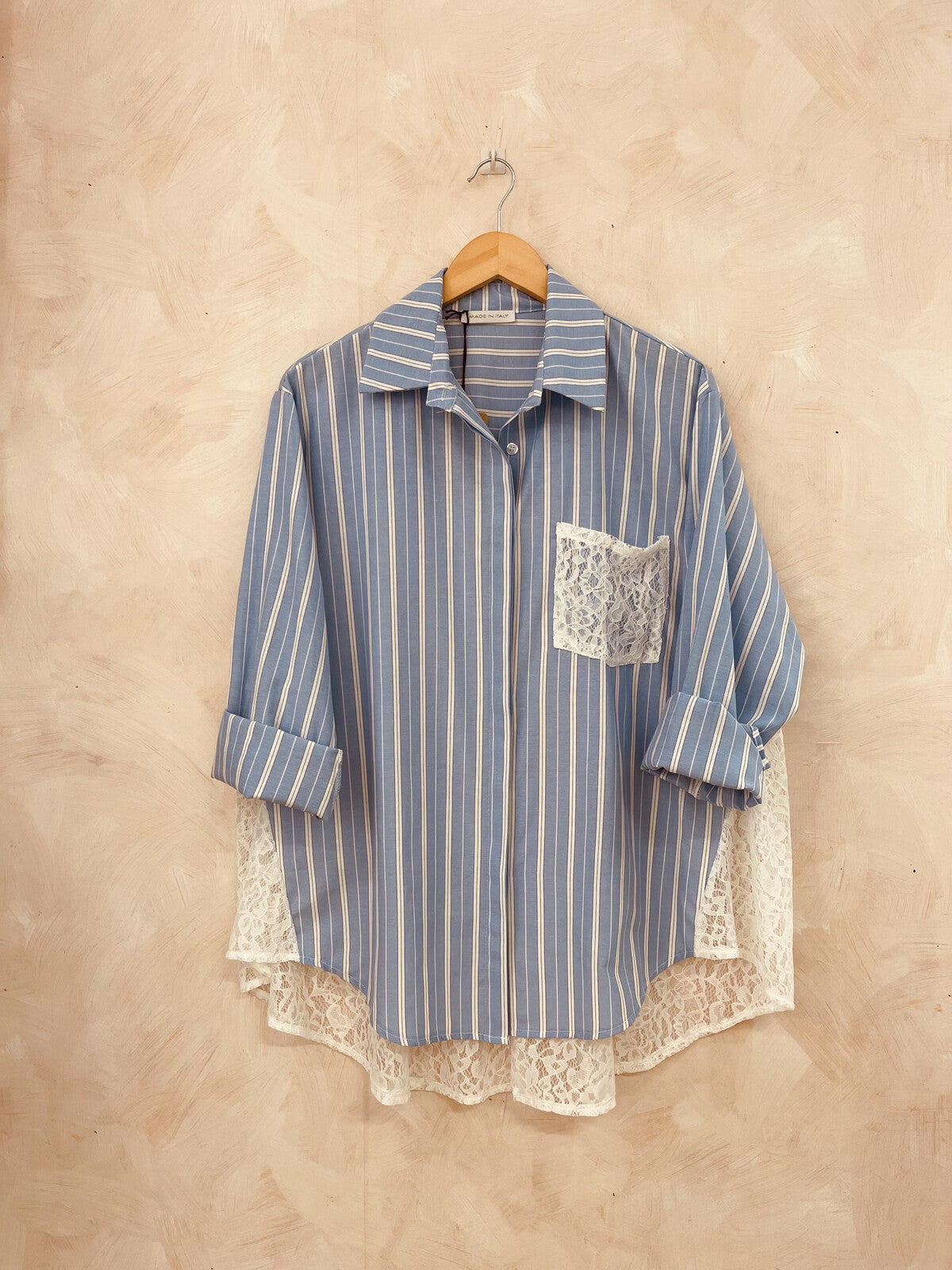 Chemise à rayures et dentelle