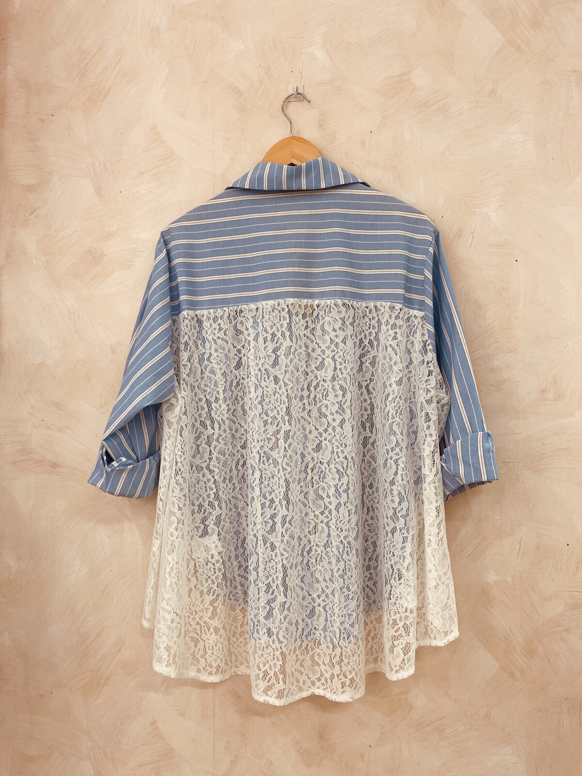 Chemise à rayures et dentelle