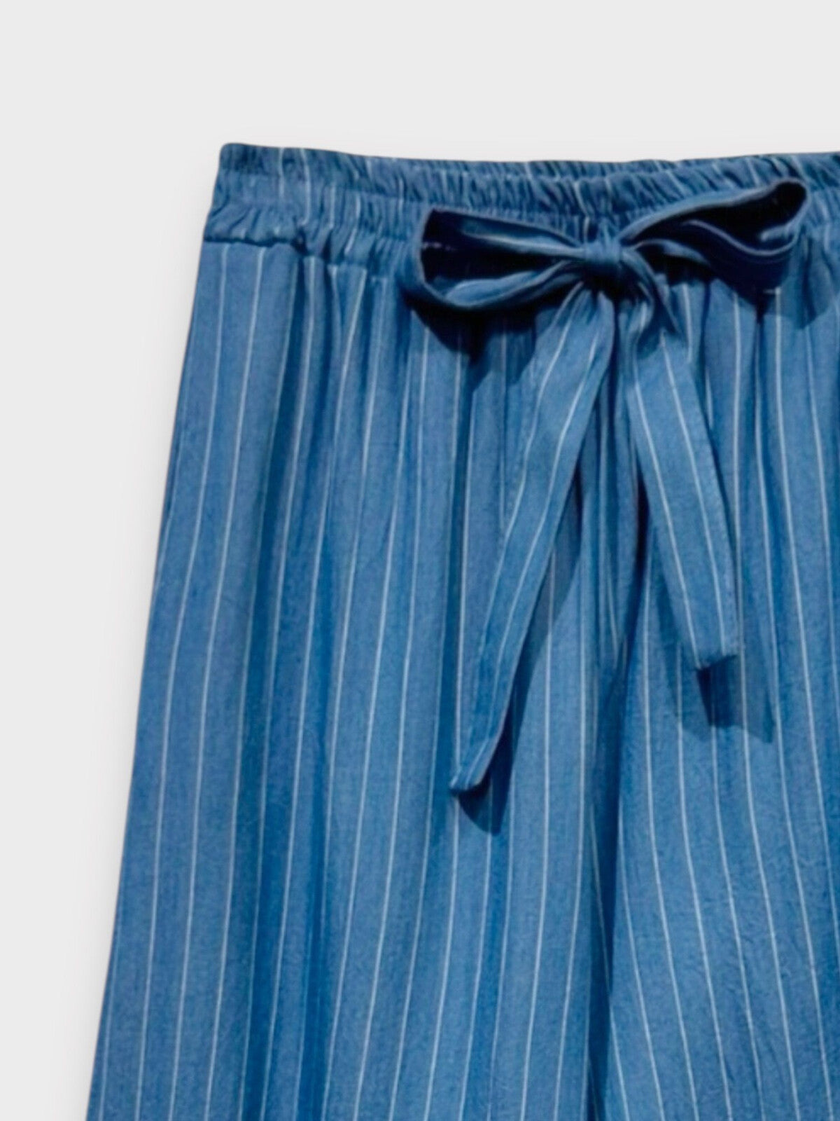 Pantalon fluide à fines rayures