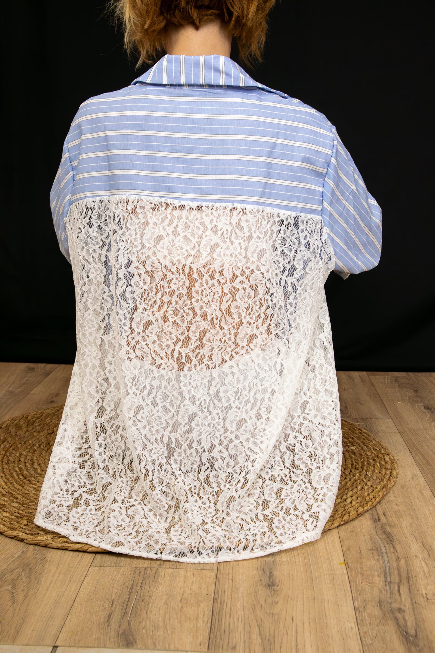 Chemise à rayures et dentelle