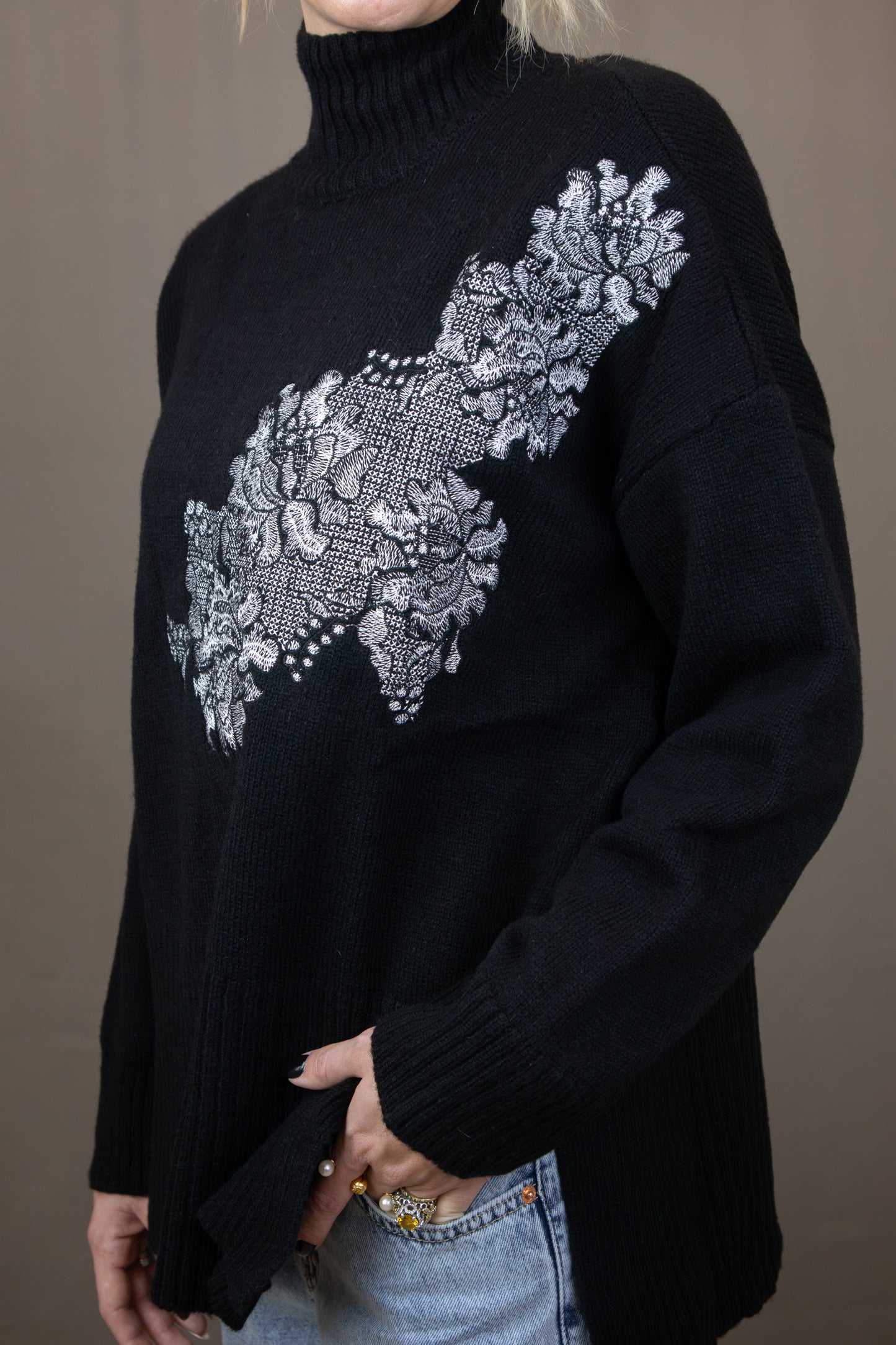 Pull noir avec broderie