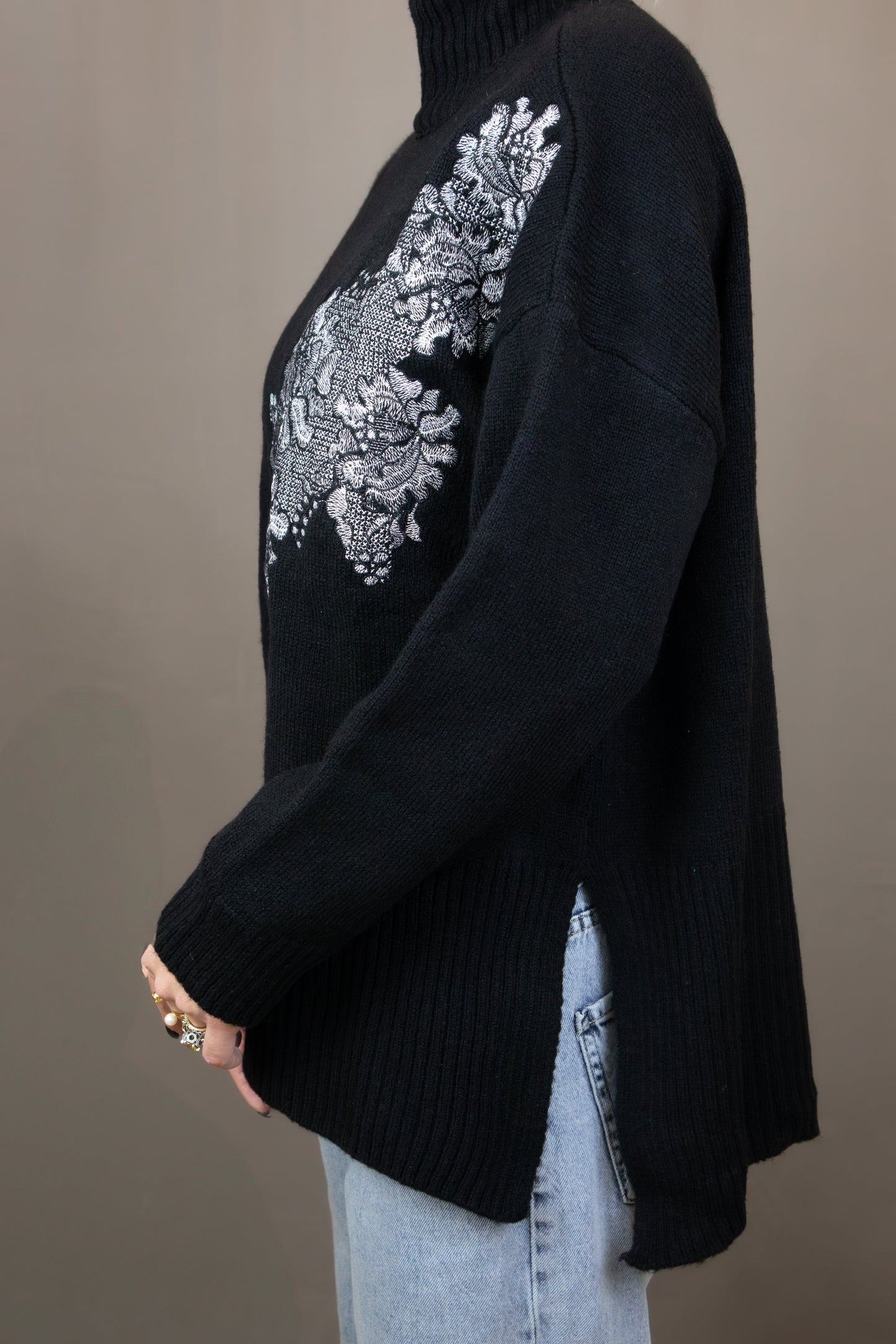 Pull noir avec broderie