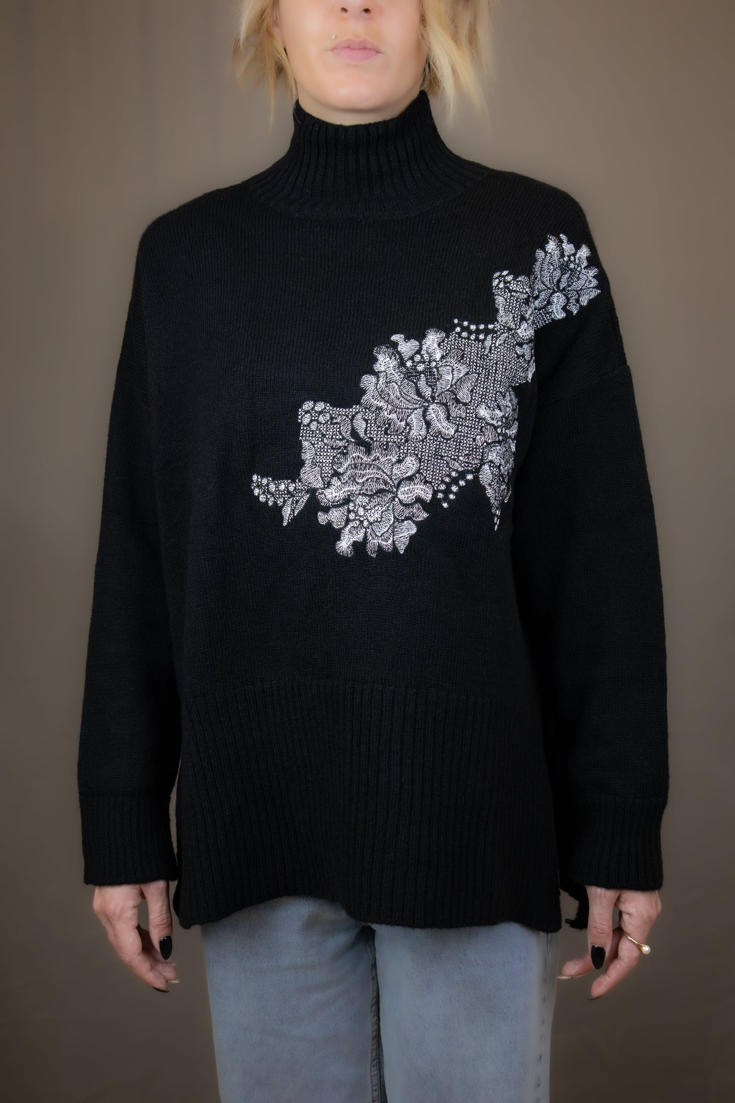 Pull noir avec broderie